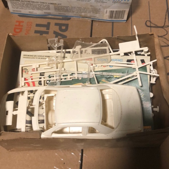 Western Auto/AC Delco model kit - Picture 2 of 3